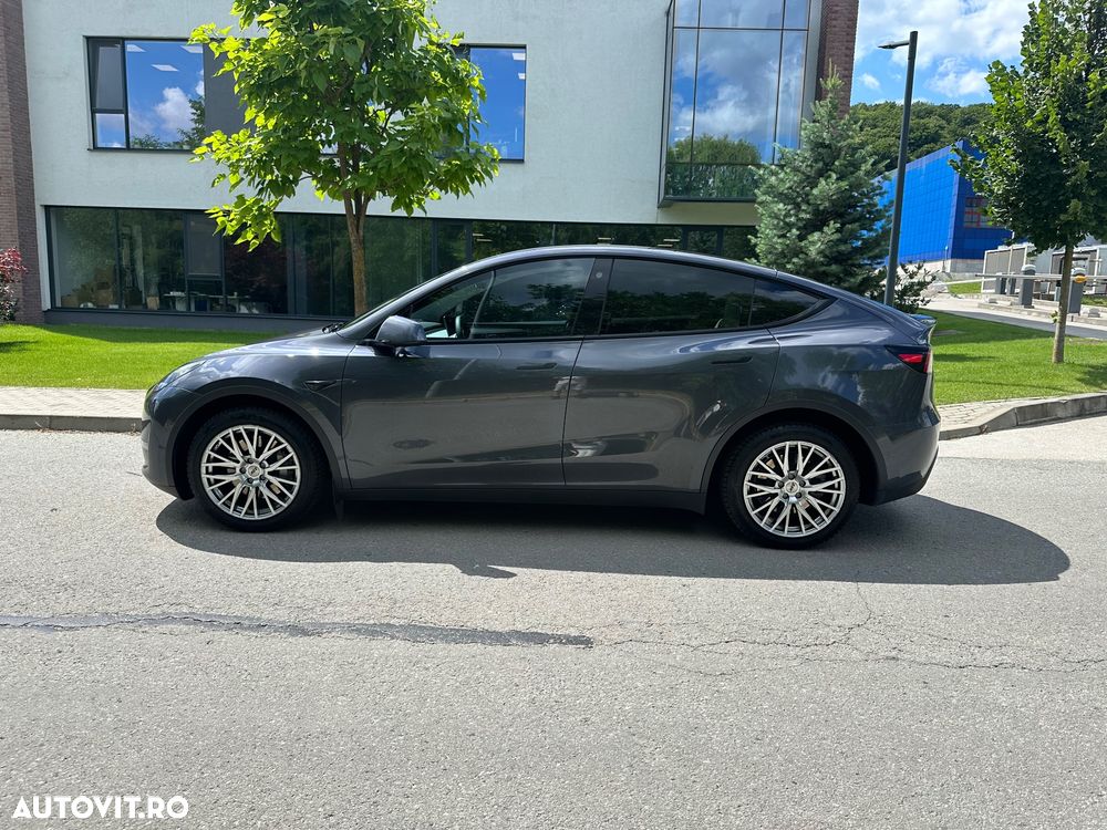 Tesla Model Y - 10