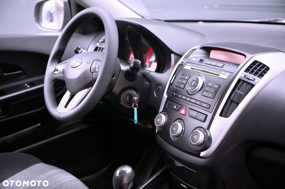Kia Ceed - 11