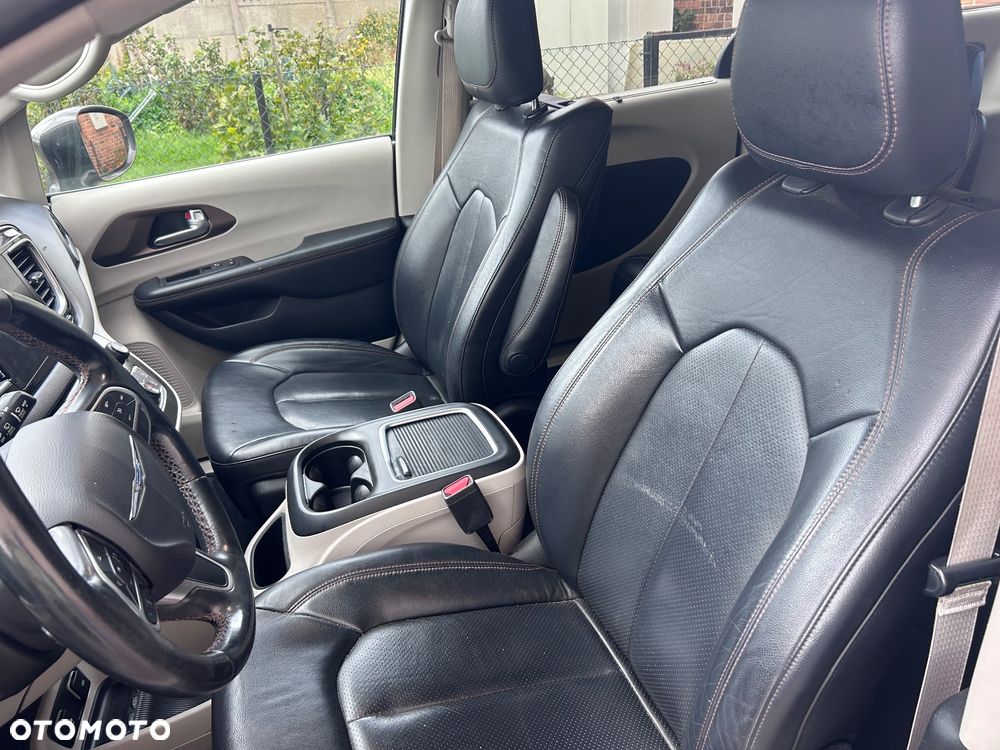 Chrysler Pacifica - 16