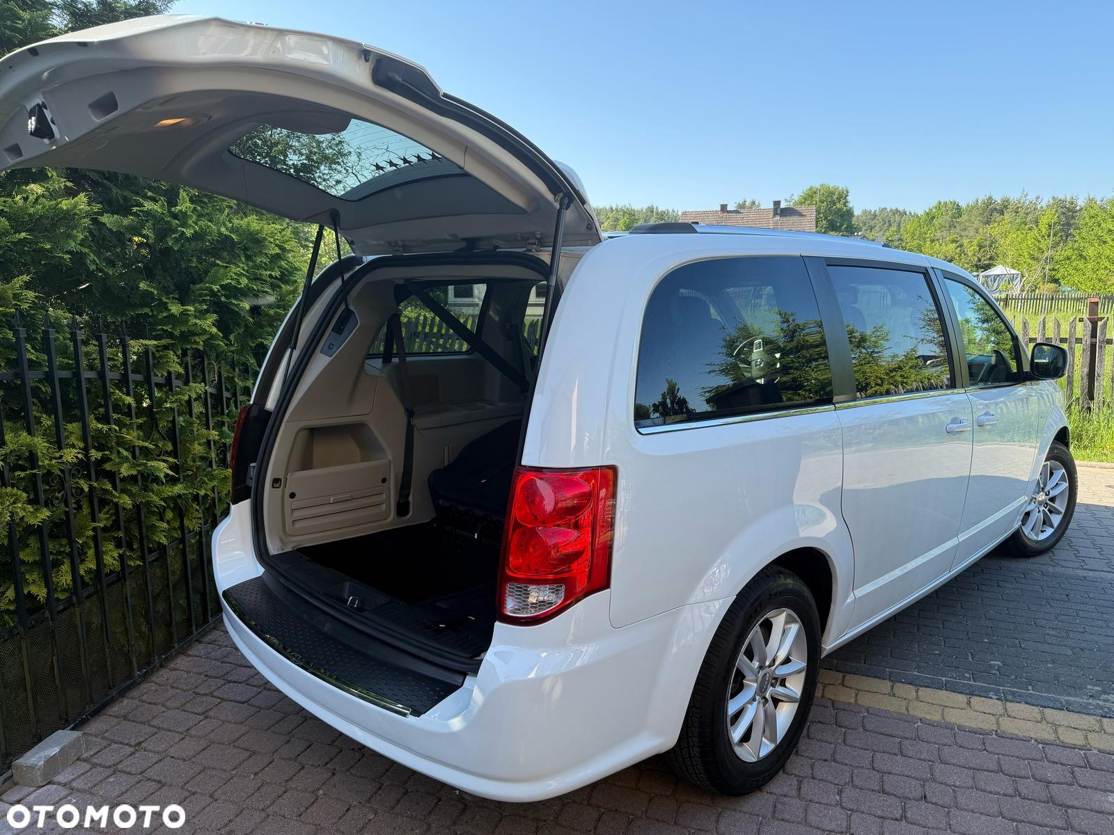 Dodge Grand Caravan - 10