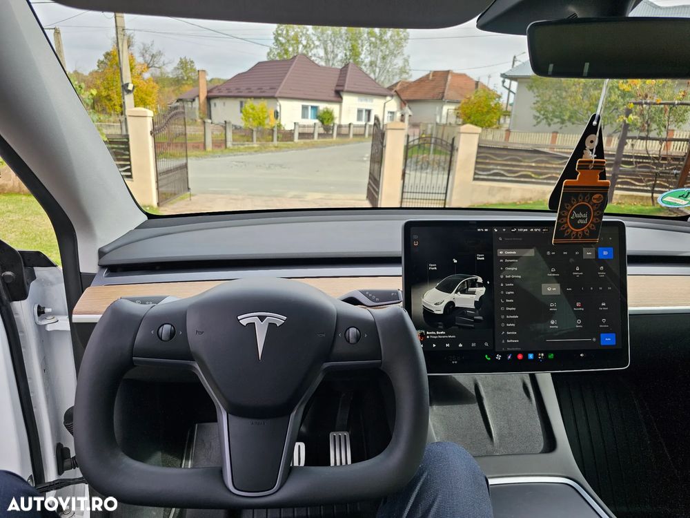 Tesla Model Y Performance Dual Motor AWD - 22