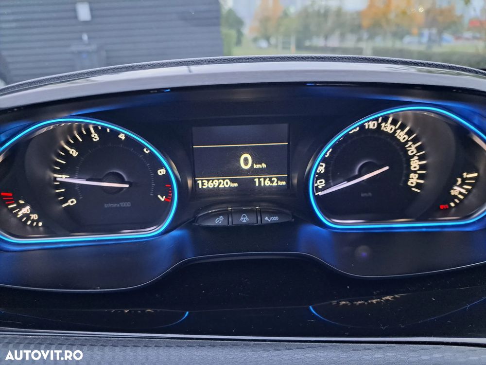 Peugeot 2008 1.2 L PureTech Turbo S&S Allure - 8