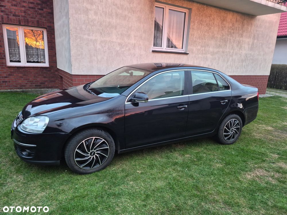 Volkswagen Jetta 2.0 TDI Comfortline DSG - 1