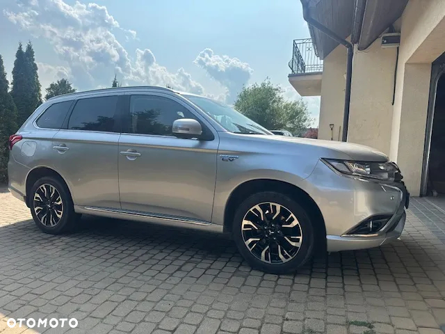 Mitsubishi Outlander 2.0 4WD Plug-In Hybrid - 16