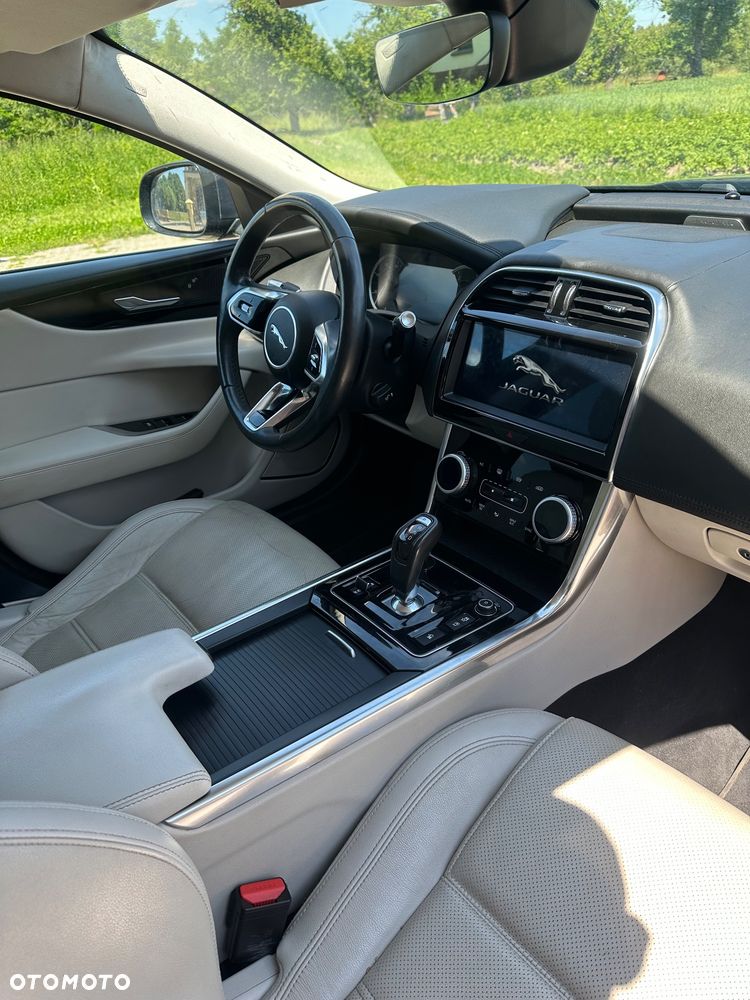 Jaguar XE - 11