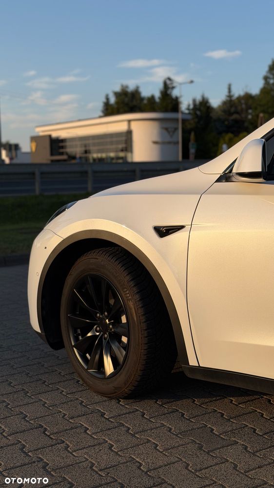 Tesla Model Y Long Range AWD - 10