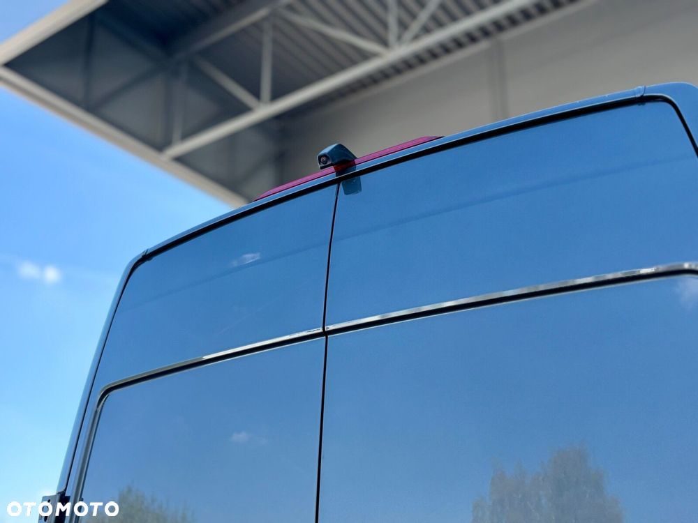 Volkswagen Crafter 35 Furgon z wysokim dachem silnik: 2,0 l EU6 SCR 177 KM / skrzynia biegów: Przedni napęd manualna 6-biegowa rozstaw osi: 4490 mm - 14