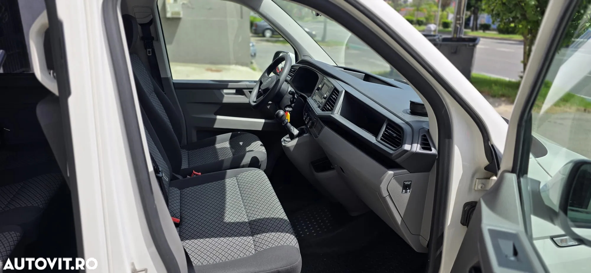 Volkswagen Caravelle - 8