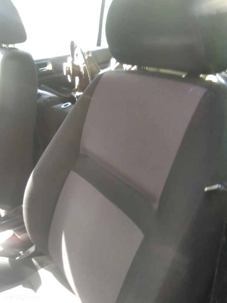 Auto na części - Volkswagen golf IV 105KM Benzyna 2000r Silnik Skrzynia Drzwi Maska Klapa Błotnik Zderzak Lampa Szyba Klamka Lusterko Deska Kokpit - 7