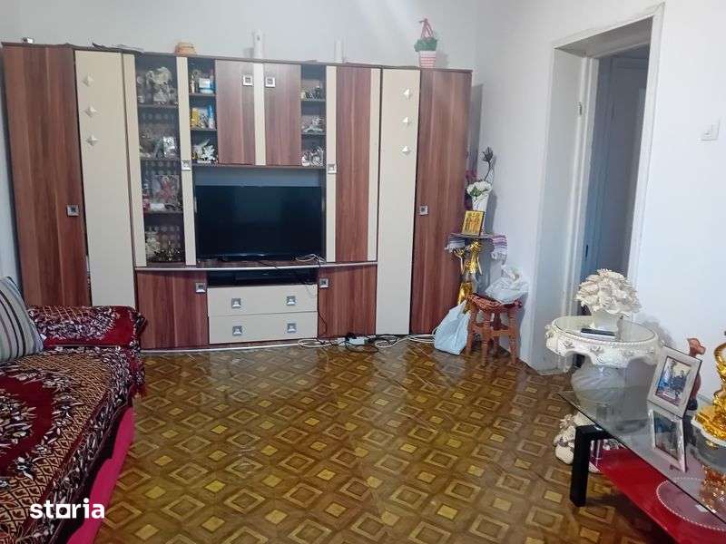 Vand apartament cu ate la zi in oltenita Bdul 1 dicembre lunga gaze — fotografia 2