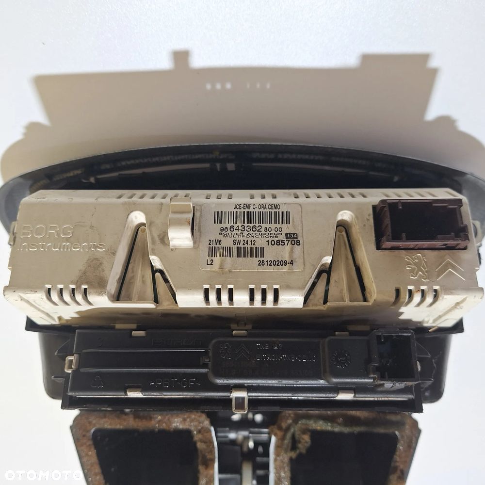 Wyświetlacz ekran radia panel środkowy Peugeot 207 citroen 96643362080 82120209-4 - 3