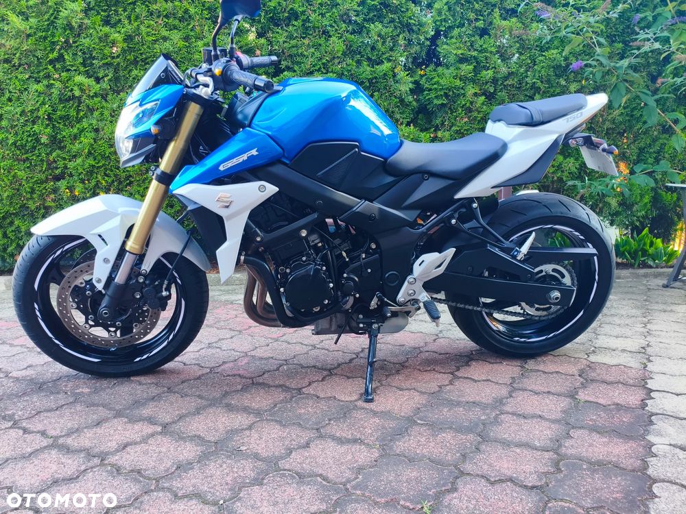 Suzuki GSR - 11
