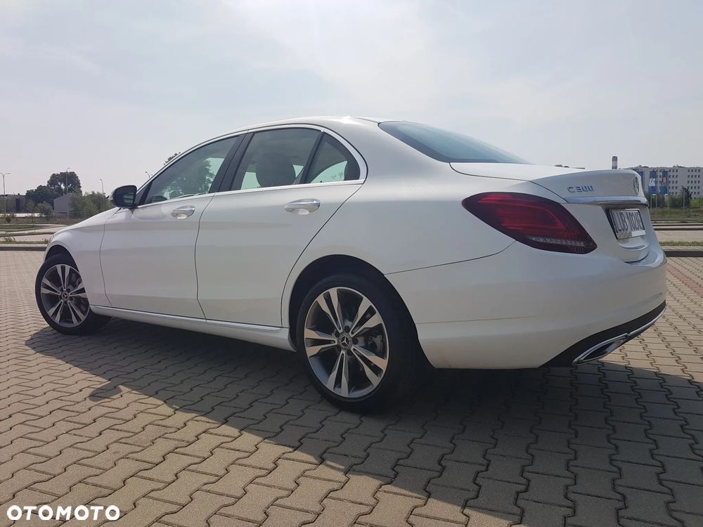 Mercedes-Benz Klasa C 300 4Matic 9G-TRONIC Exclusive - 3