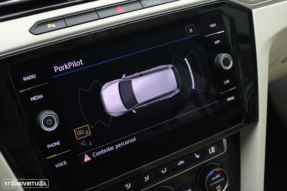 VW Passat Variant 2.0 TDI Highline DSG - 23