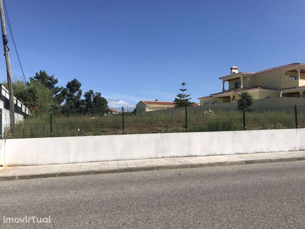 Lote de terreno urbano todo murado e vedado - Grande imagem: 2/2