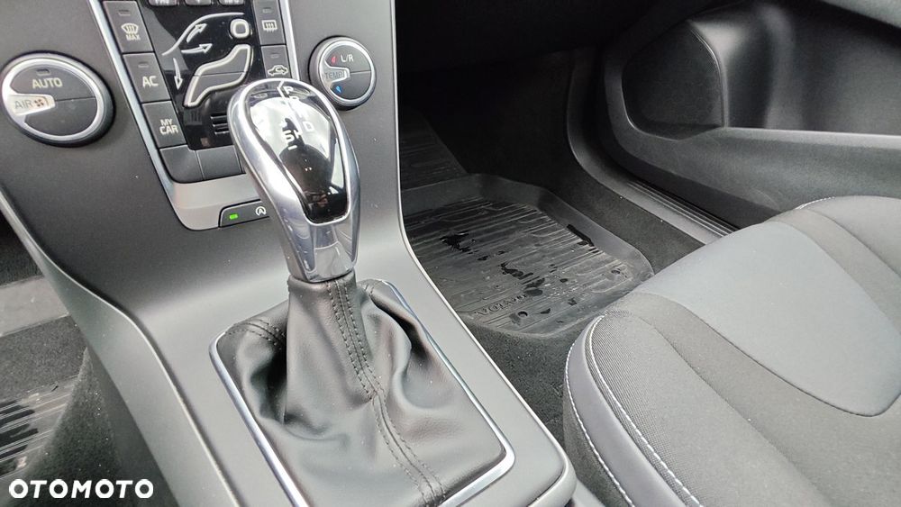 Volvo V40 D3 Drive-E SCR Momentum - 14