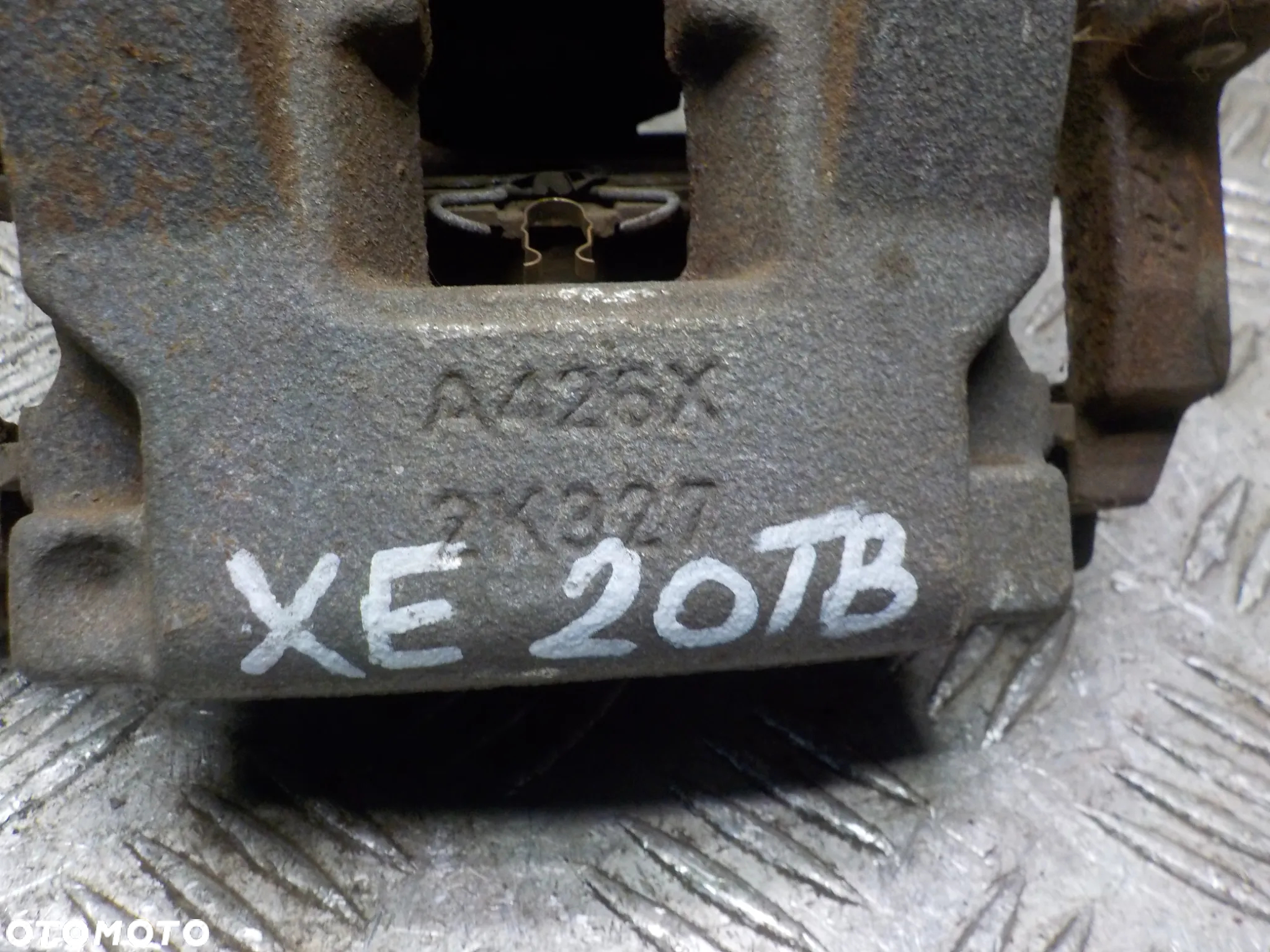 JAGUAR XE 2.0 T ZACISK HAMULCOWY PRAWY LUB LEWY TYŁ TYLNY GX73-2K327-BE  GX73-2K328-BE - 3