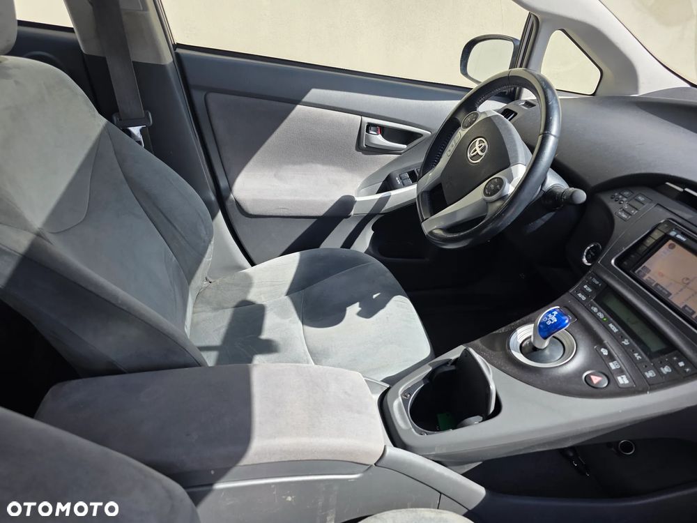 Toyota Prius (Hybrid) - 16