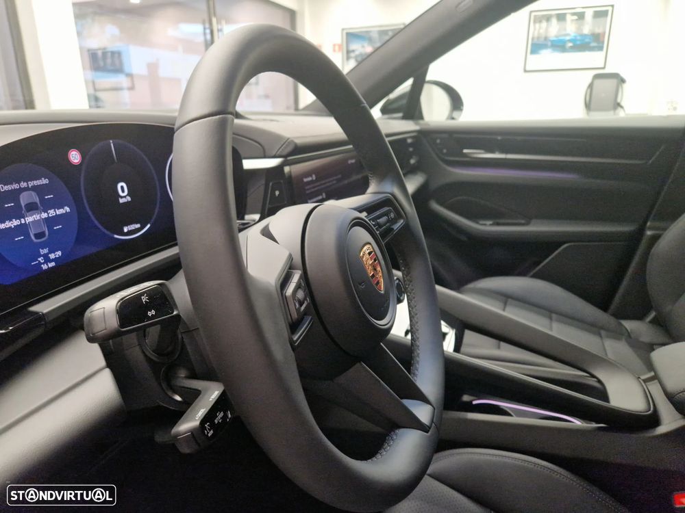 Porsche Macan Electric 4 - 17