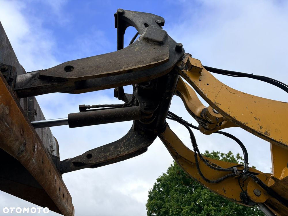 Caterpillar 908M - 25