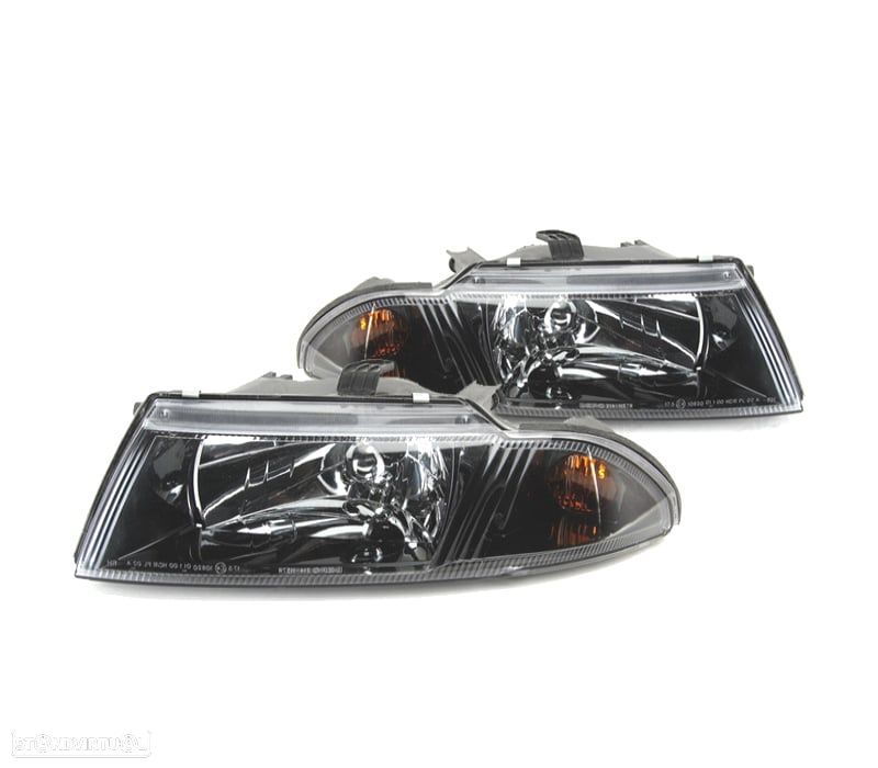 FARÓIS OPTICAS MITSUBISHI CARISMA 99-05 FUNDO PRETO - 1