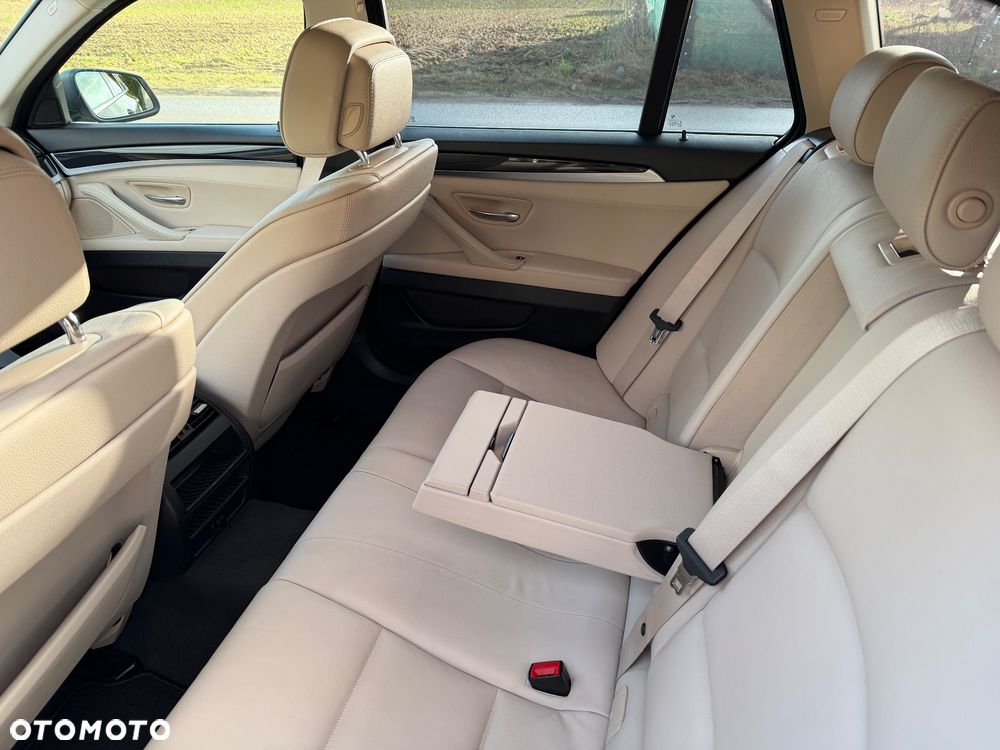 BMW Seria 5 528i xDrive Sport-Aut Luxury Line - 33