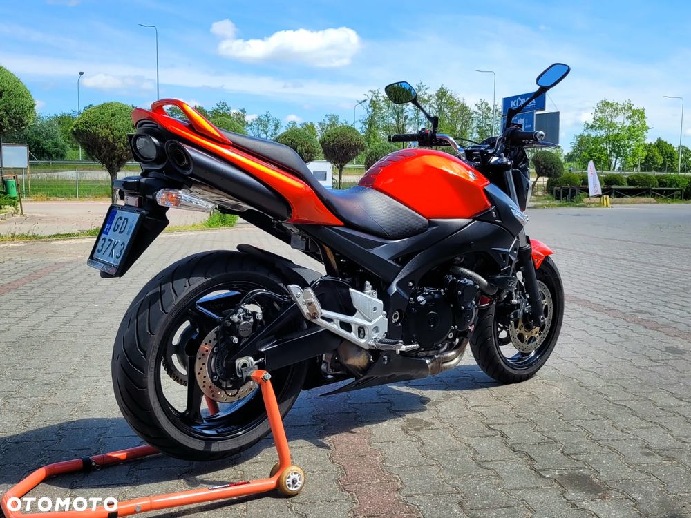 Suzuki GSR - 11