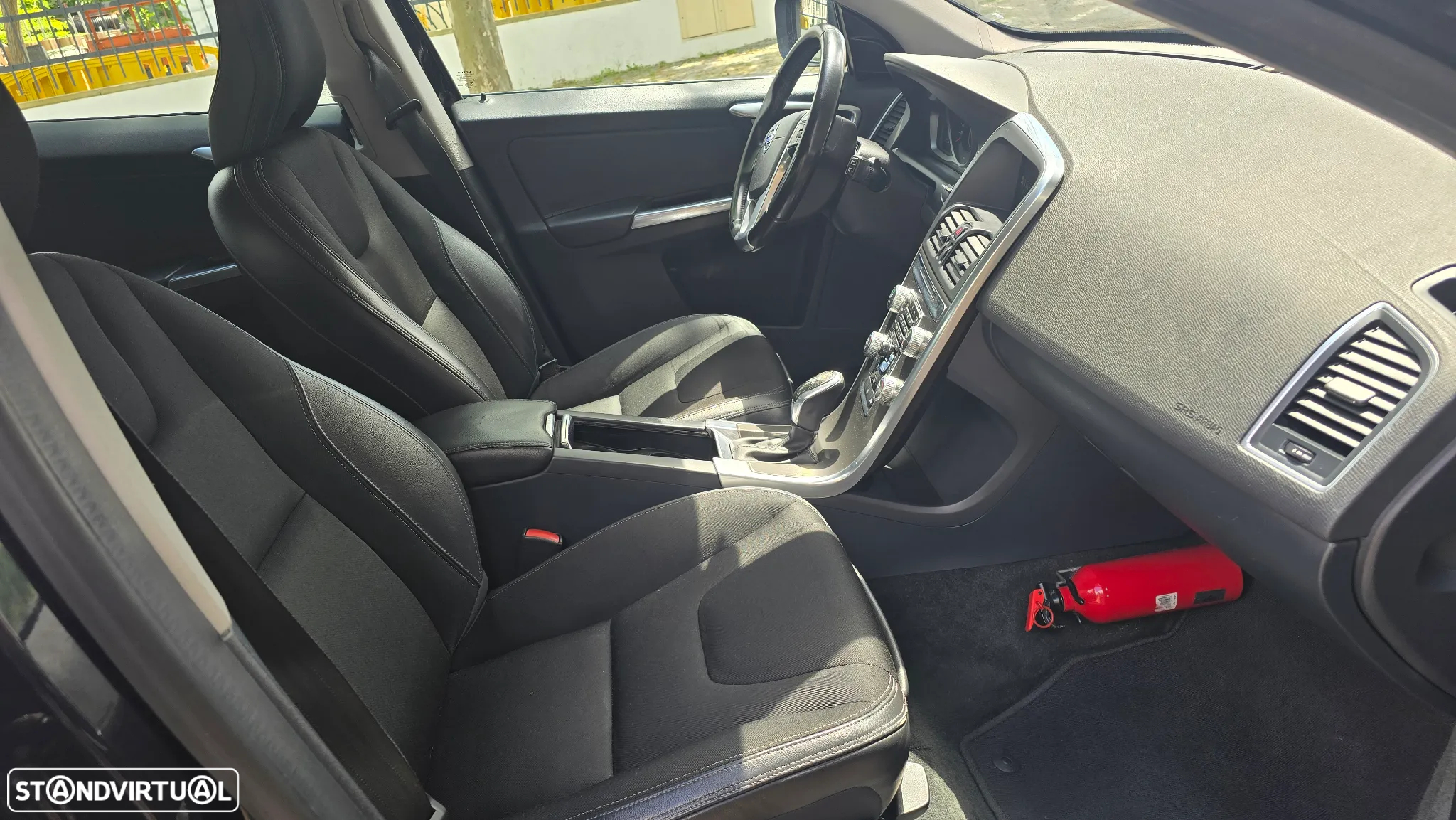 Volvo XC 60 2.0 D4 Momentum Geartronic - 13