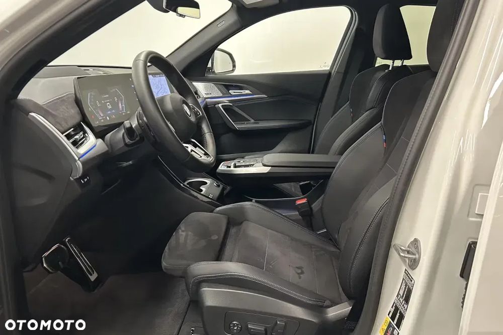 BMW iX2 eDrive20 66.5kWh M Sport - 25