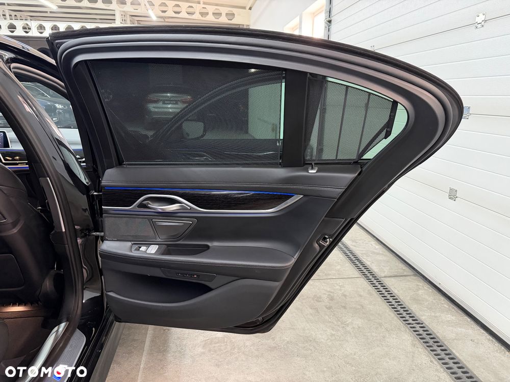 BMW Seria 7 745e sport - 30