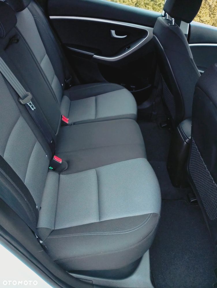 Hyundai i30 1.6 CRDI Family+ - 10