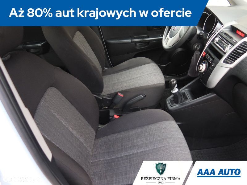 Kia Venga - 10