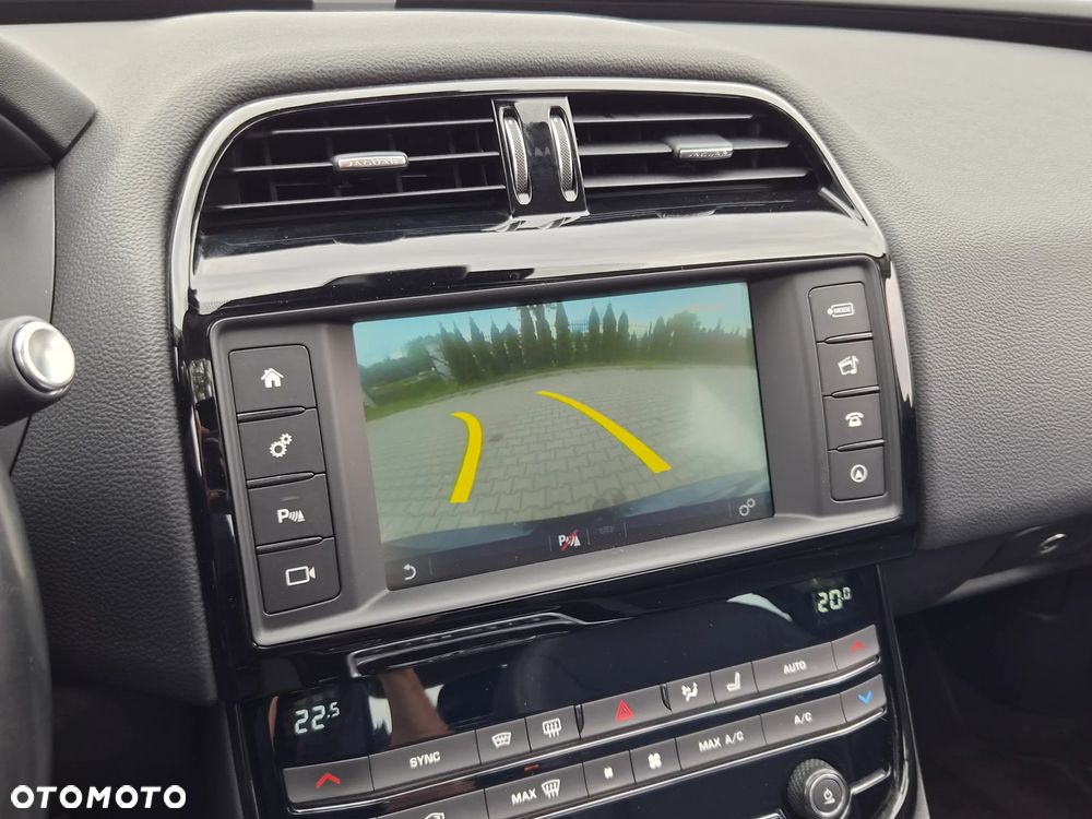 Jaguar XE 2.0 T Prestige - 11