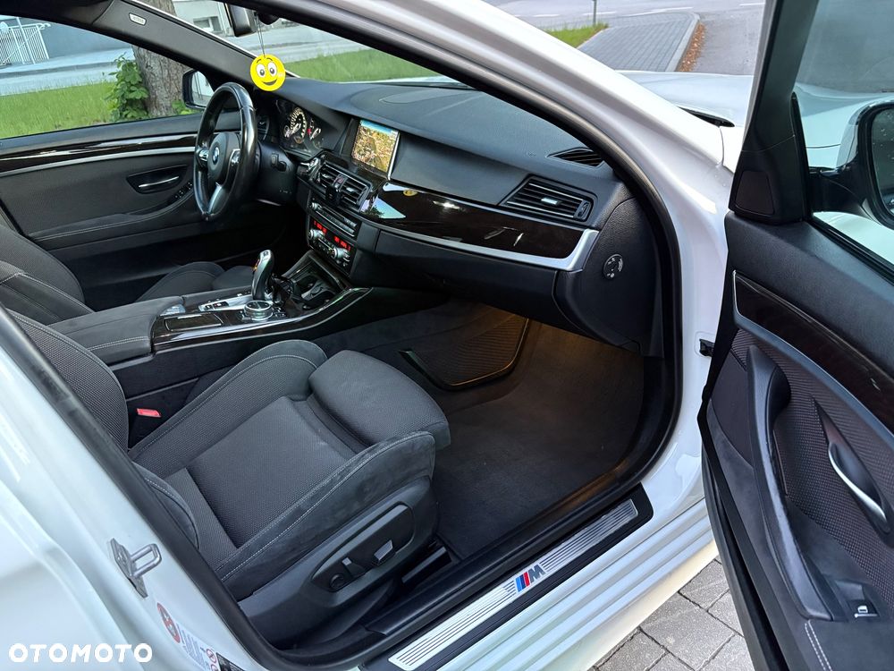 BMW Seria 5 525d xDrive - 13