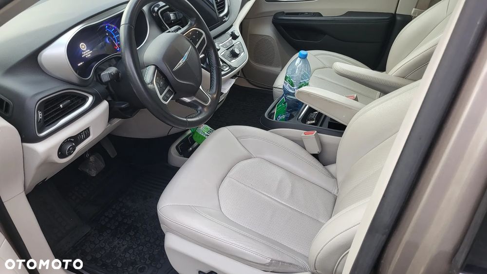 Chrysler Pacifica - 16