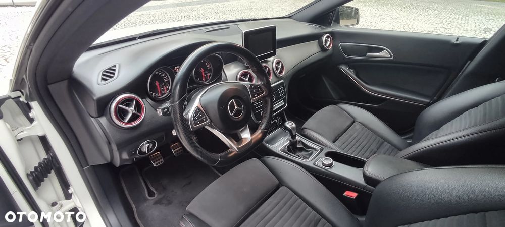 Mercedes-Benz CLA 180 AMG Line - 31