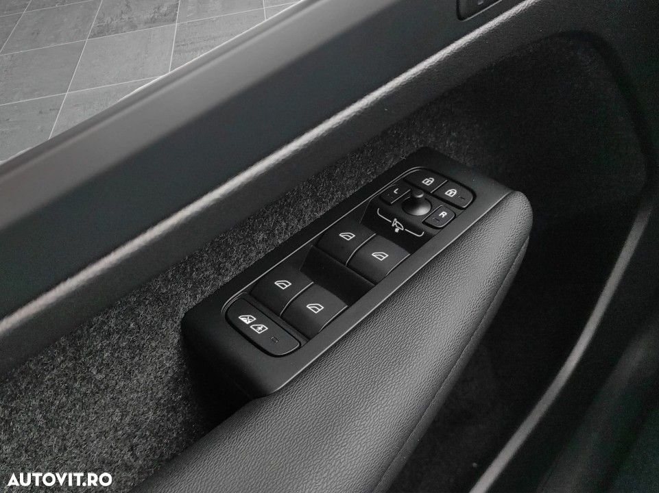 Volvo XC 40 B4 AT FWD MHEV Ultra Dark - 12