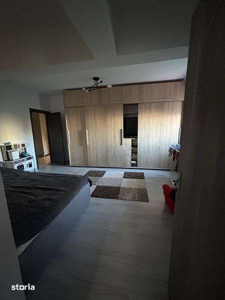 Vand apartament 3 camere, cu foisor, magazie, curte proprie — fotografia 3
