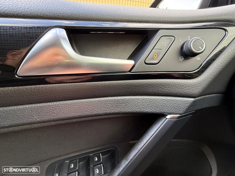 VW Golf Variant 1.6 TDi Highline DSG - 32