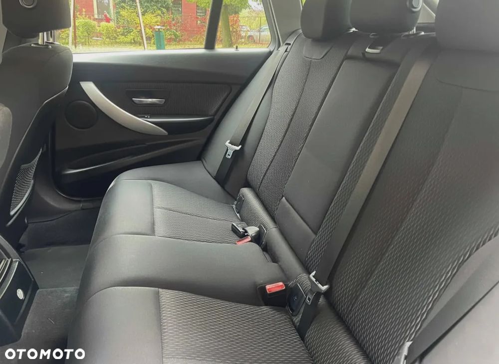 BMW Seria 3 318d Touring Advantage - 19
