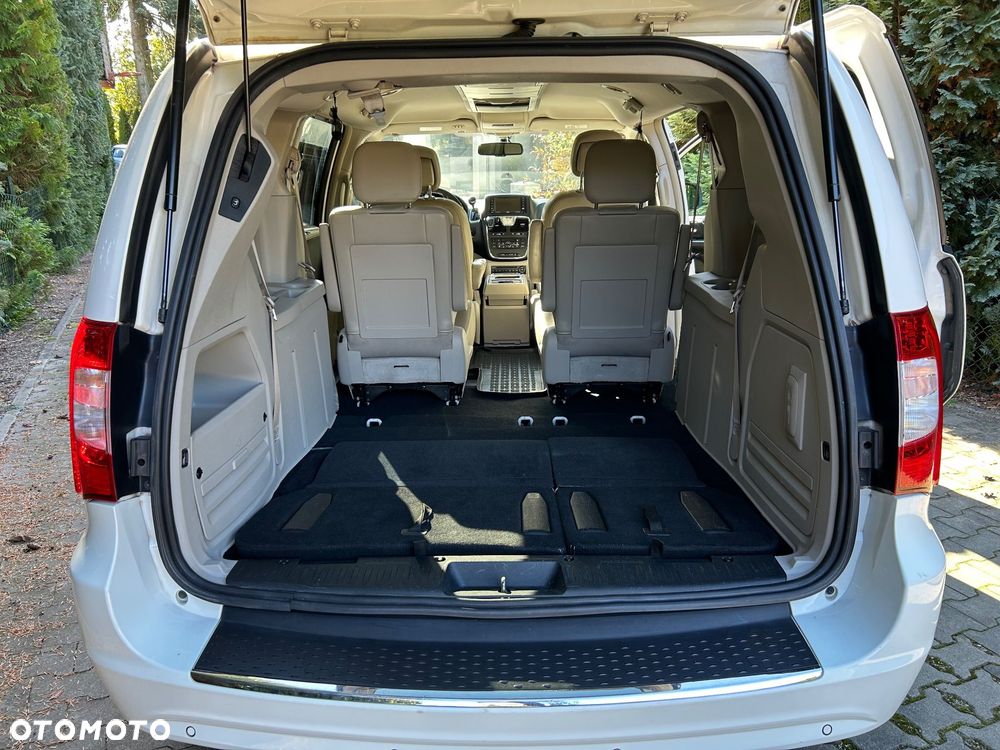 Chrysler Town & Country - 9