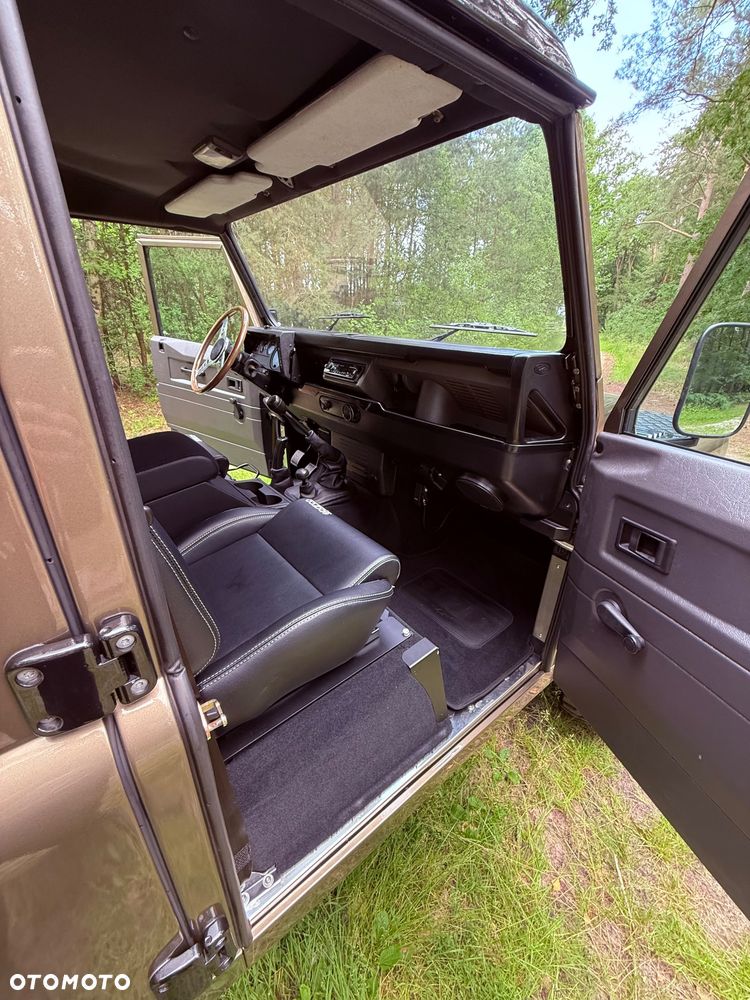 Land Rover Defender - 11