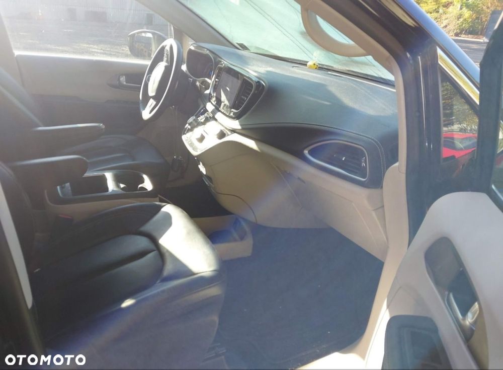 Chrysler Pacifica - 10