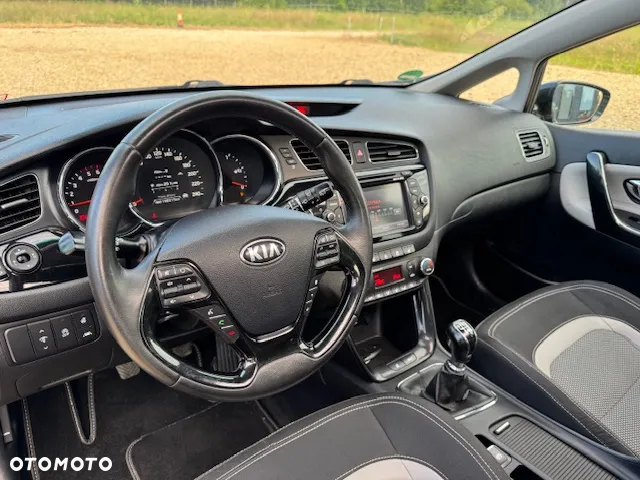 Kia Ceed 1.6 CRDi 128 ISG SW Platinum Edition - 26