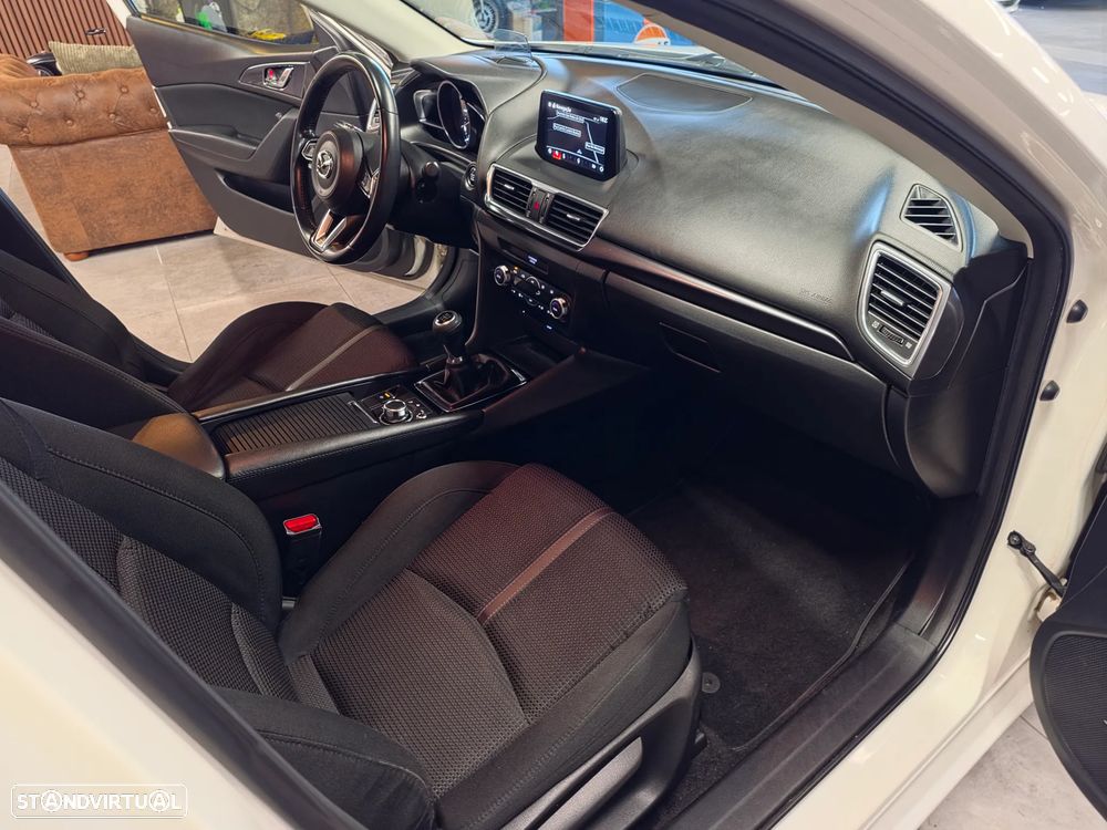 Mazda 3 Sedan 1.5 Sky-D Evolve HS Navi - 4