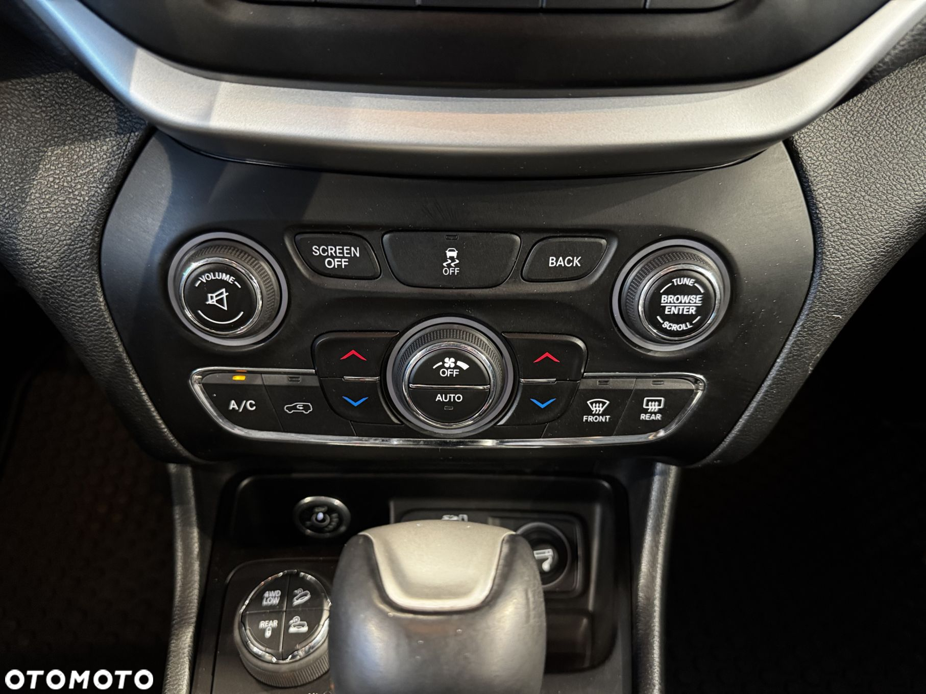 Jeep Cherokee - 28