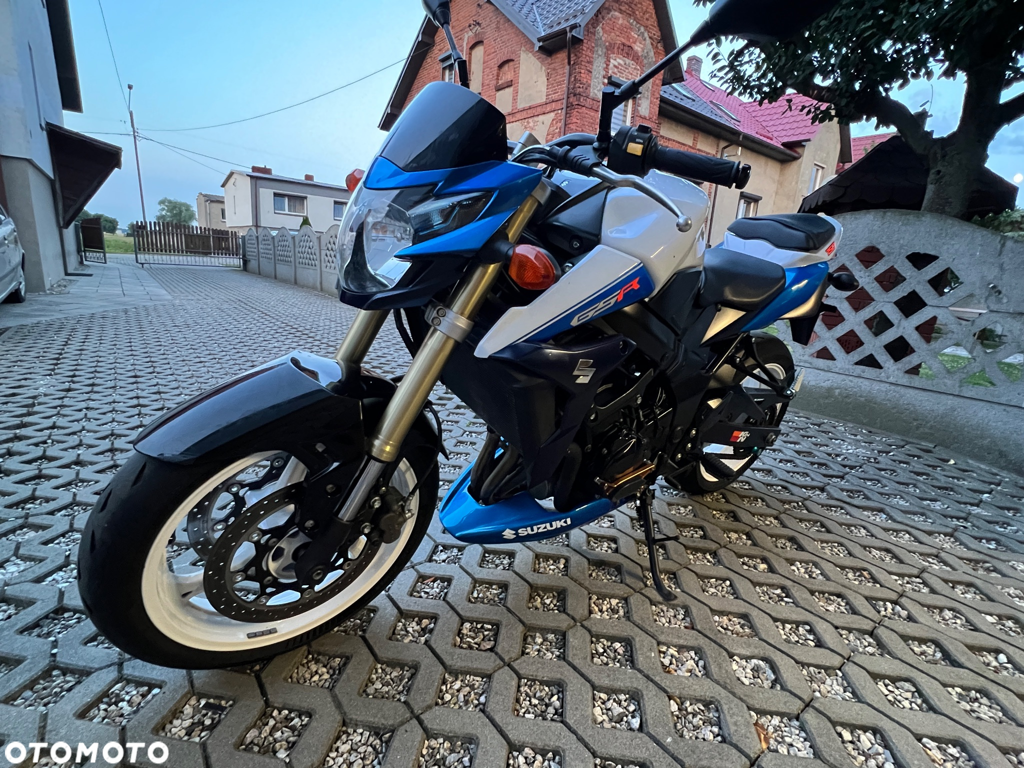 Suzuki GSR - 3
