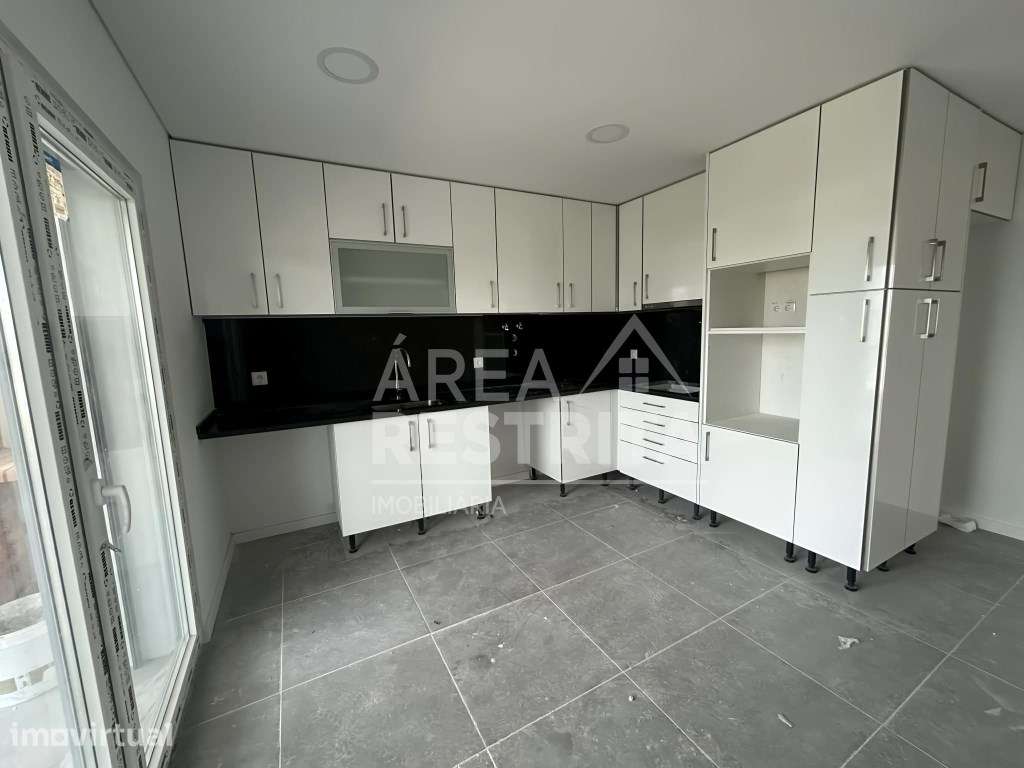APARTAMENTO T3 NOVO COM TERRAÇO, PARQUEAMENTO E ARRECADAÇAO, CONDOM... - Grande imagem: 5/22