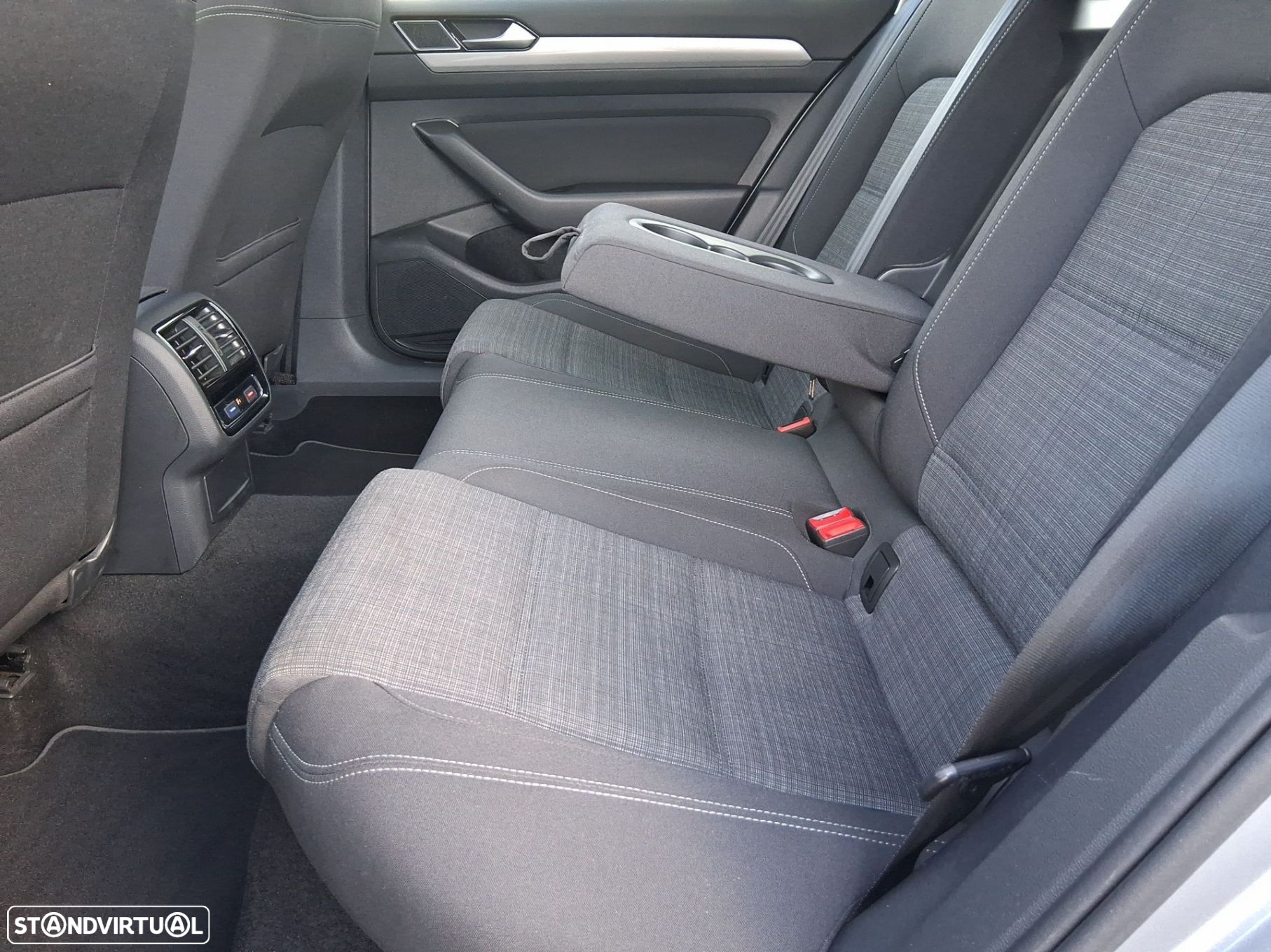 VW Passat Variant 2.0 TDi Business DSG - 17