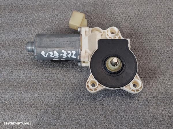 Motor Elevador Porta Frente Dto Mercedes-Benz Cls (C219) - 2